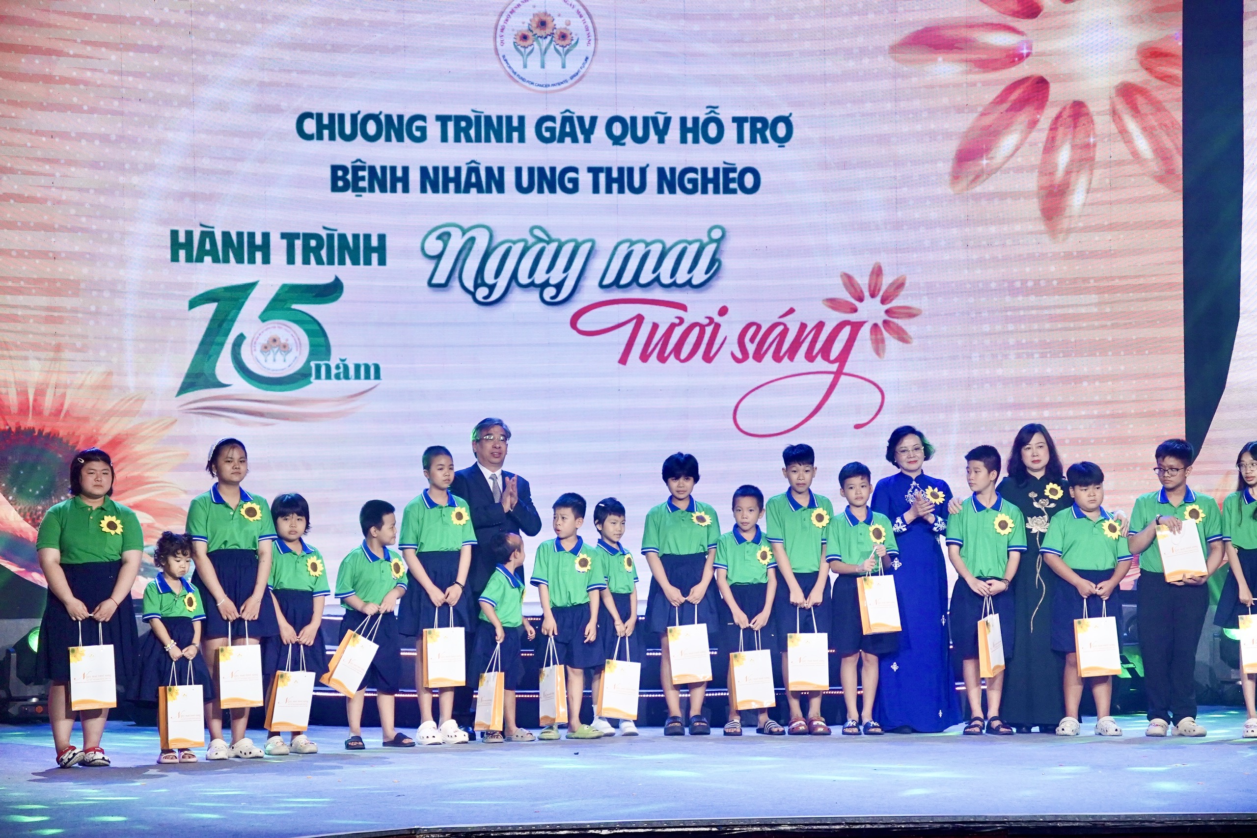 ថវិកាជិត ២,២៤ ពាន់ពាន់លានដុង បានបរិច្ចាគដល់មូលនិធិ "ថ្ងៃស្អែកចែងចាំងពន្លឺ" ឧបត្ថម្ភអ្នកជំងឺមហារីកក្រីក្រ